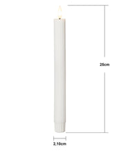 Laden Sie das Bild in den Galerie-Viewer, LED-Wachskerzen Flamme Stripe 2er-Set in Weiß von Star Trading, 25 cm hoch, warmweiße LED-Flamme, geriffelte Wachsoberfläche, Timerfunktion, batteriebetrieben, für Innenbereiche.
