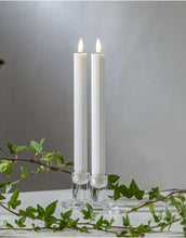 Laden Sie das Bild in den Galerie-Viewer, LED-Wachskerzen Flamme Stripe 2er-Set in Weiß von Star Trading, 25 cm hoch, warmweiße LED-Flamme, geriffelte Wachsoberfläche, Timerfunktion, batteriebetrieben, für Innenbereiche.
