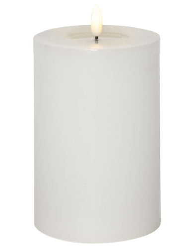 Stumpenkerze LED Flamme Flow Big 17,5 cm Weiß von Star Trading, naturgetreue Flamme, warmweißes LED-Licht, Timerfunktion, batteriebetrieben, für Innenbereiche.