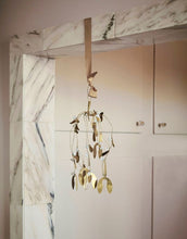Laden Sie das Bild in den Galerie-Viewer, Ornament Mistletoe 37cm I Messing-Finish
