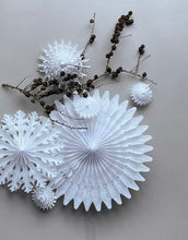 Laden Sie das Bild in den Galerie-Viewer, Papierstern Fold ø68cm I Weiß
