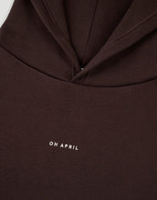 Laden Sie das Bild in den Galerie-Viewer, OH APRIL Hoodie Boyfriend in Truffle – oversized geschnittener Kapuzenpullover aus Baumwollmix mit Stickerei auf der Brust, hergestellt in Portugal.
