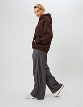 Laden Sie das Bild in den Galerie-Viewer, OH APRIL Hoodie Boyfriend in Truffle – oversized geschnittener Kapuzenpullover aus Baumwollmix mit Stickerei auf der Brust, hergestellt in Portugal.
