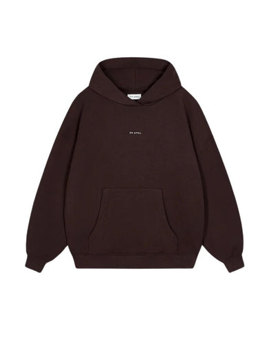 OH APRIL Hoodie Boyfriend in Truffle – oversized geschnittener Kapuzenpullover aus Baumwollmix mit Stickerei auf der Brust, hergestellt in Portugal.