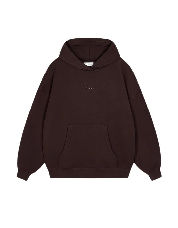 OH APRIL Hoodie Boyfriend in Truffle – oversized geschnittener Kapuzenpullover aus Baumwollmix mit Stickerei auf der Brust, hergestellt in Portugal.