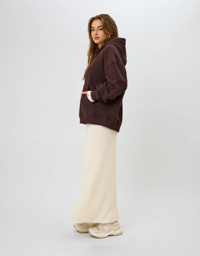 OH APRIL Hoodie Boyfriend Good Karma Wave in Truffle – oversized geschnittener Kapuzenpullover aus Baumwollmix mit Stickerei und Rückenprint.