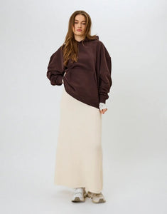OH APRIL Hoodie Boyfriend Good Karma Wave in Truffle – oversized geschnittener Kapuzenpullover aus Baumwollmix mit Stickerei und Rückenprint.