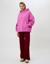 Laden Sie das Bild in den Galerie-Viewer, OH APRIL Hoodie Boyfriend Nostalgia Heart in Candy – oversized geschnittener Kapuzenpullover aus Baumwollmix mit Stickerei und Herzprint auf dem Rücken.
