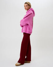 Laden Sie das Bild in den Galerie-Viewer, OH APRIL Hoodie Boyfriend Nostalgia Heart in Candy – oversized geschnittener Kapuzenpullover aus Baumwollmix mit Stickerei und Herzprint auf dem Rücken.
