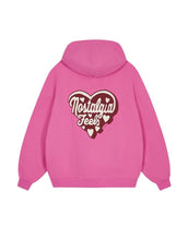 Laden Sie das Bild in den Galerie-Viewer, OH APRIL Hoodie Boyfriend Nostalgia Heart in Candy – oversized geschnittener Kapuzenpullover aus Baumwollmix mit Stickerei und Herzprint auf dem Rücken.
