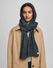 Laden Sie das Bild in den Galerie-Viewer, Kapuzenschal Milania Hope in Dark Grey Melange von MSCH Copenhagen mit integrierter Kapuze und langen Schal-Enden aus Woll-Alpaka-Mix.
