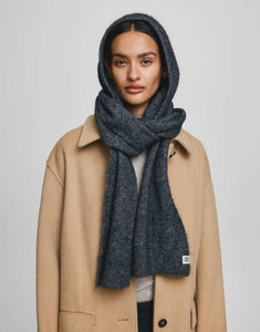 Kapuzenschal Milania Hope in Dark Grey Melange von MSCH Copenhagen mit integrierter Kapuze und langen Schal-Enden aus Woll-Alpaka-Mix.