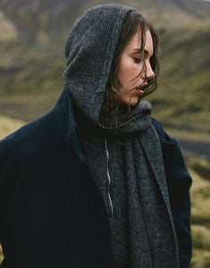 Kapuzenschal Milania Hope in Dark Grey Melange von MSCH Copenhagen mit integrierter Kapuze und langen Schal-Enden aus Woll-Alpaka-Mix.