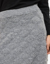 Laden Sie das Bild in den Galerie-Viewer, Grauer Strickrock Viaery A-Shape Knit von VILA aus recyceltem Polyester mit Strukturstrick und A-Linien-Passform

