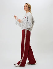 Laden Sie das Bild in den Galerie-Viewer,  OH APRIL Sweater Nina in Grey Melange – entspannter, leicht verkürzter Baumwollpullover mit Herzprint auf der Brust.
