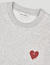 Laden Sie das Bild in den Galerie-Viewer,  OH APRIL Sweater Nina in Grey Melange – entspannter, leicht verkürzter Baumwollpullover mit Herzprint auf der Brust.
