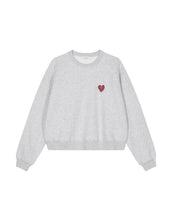 Laden Sie das Bild in den Galerie-Viewer,  OH APRIL Sweater Nina in Grey Melange – entspannter, leicht verkürzter Baumwollpullover mit Herzprint auf der Brust.
