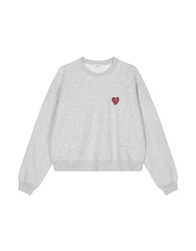  OH APRIL Sweater Nina in Grey Melange – entspannter, leicht verkürzter Baumwollpullover mit Herzprint auf der Brust.