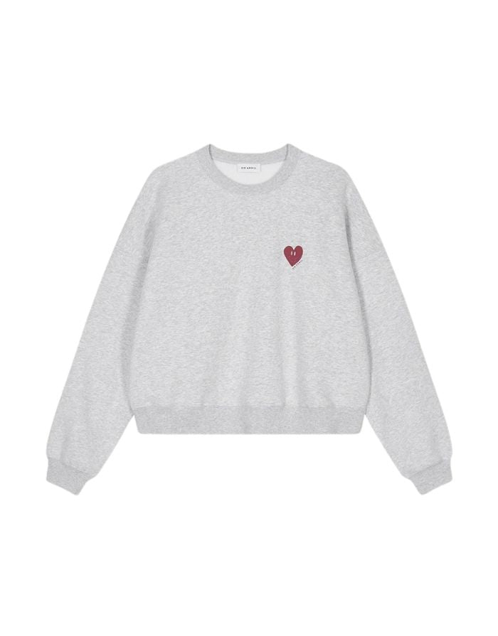  OH APRIL Sweater Nina in Grey Melange – entspannter, leicht verkürzter Baumwollpullover mit Herzprint auf der Brust.