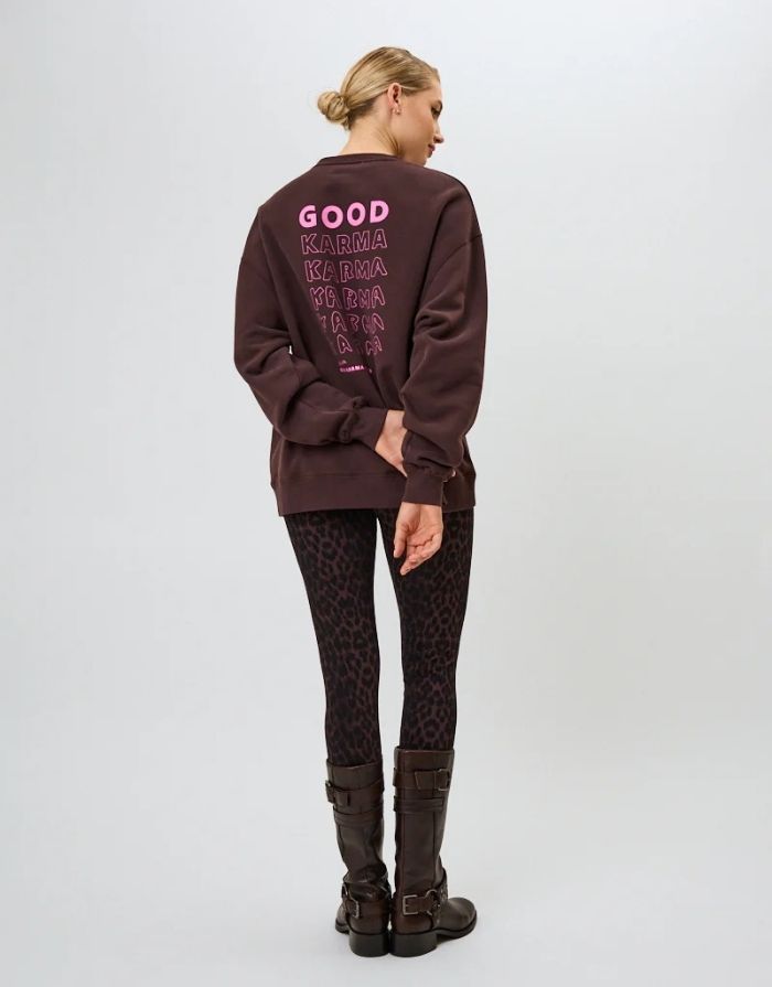  Oversize Sweater Good Karma in Truffle von OH APRIL mit Ton-in-Ton Stickerei auf der Brust und pinkem Rückenprint – lässiger Boyfriend-Schnitt aus Baumwollmix.