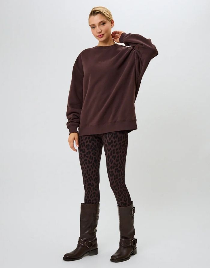  Oversize Sweater Good Karma in Truffle von OH APRIL mit Ton-in-Ton Stickerei auf der Brust und pinkem Rückenprint – lässiger Boyfriend-Schnitt aus Baumwollmix.