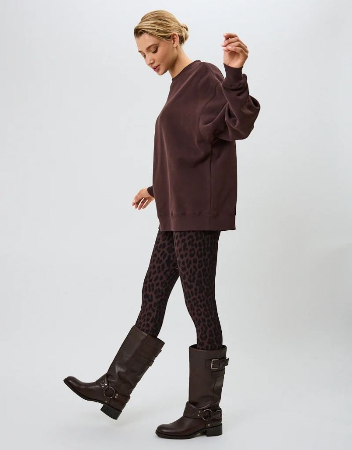  Oversize Sweater Good Karma in Truffle von OH APRIL mit Ton-in-Ton Stickerei auf der Brust und pinkem Rückenprint – lässiger Boyfriend-Schnitt aus Baumwollmix.