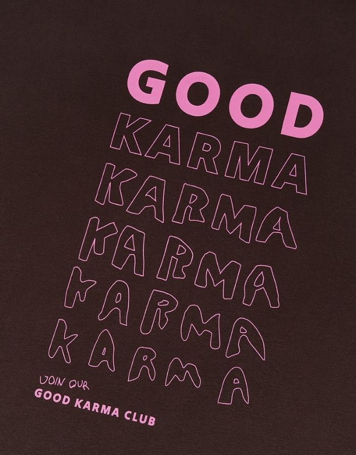  Oversize Sweater Good Karma in Truffle von OH APRIL mit Ton-in-Ton Stickerei auf der Brust und pinkem Rückenprint – lässiger Boyfriend-Schnitt aus Baumwollmix.