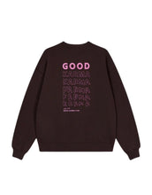 Laden Sie das Bild in den Galerie-Viewer,  Oversize Sweater Good Karma in Truffle von OH APRIL mit Ton-in-Ton Stickerei auf der Brust und pinkem Rückenprint – lässiger Boyfriend-Schnitt aus Baumwollmix.
