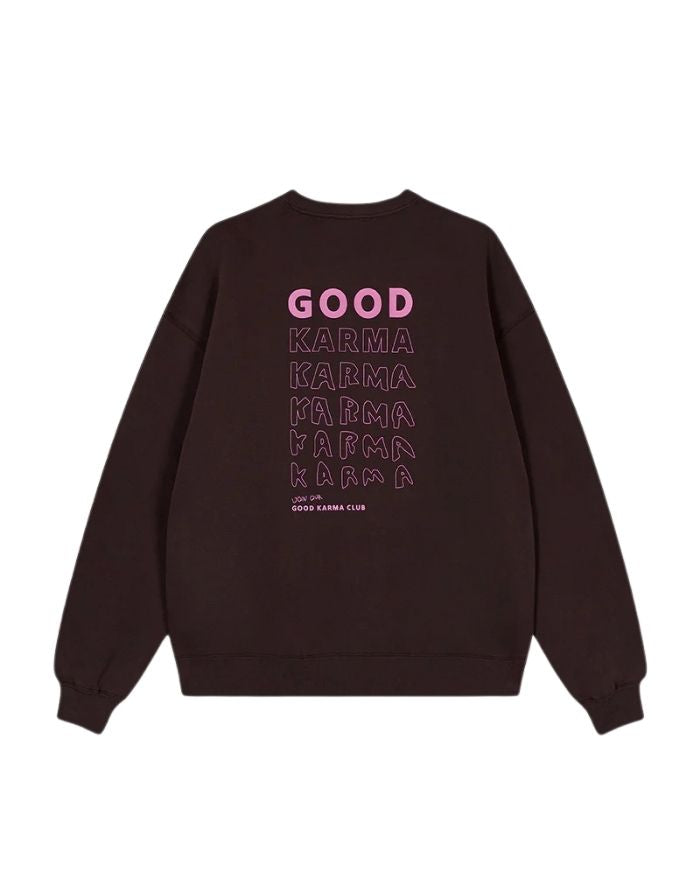  Oversize Sweater Good Karma in Truffle von OH APRIL mit Ton-in-Ton Stickerei auf der Brust und pinkem Rückenprint – lässiger Boyfriend-Schnitt aus Baumwollmix.