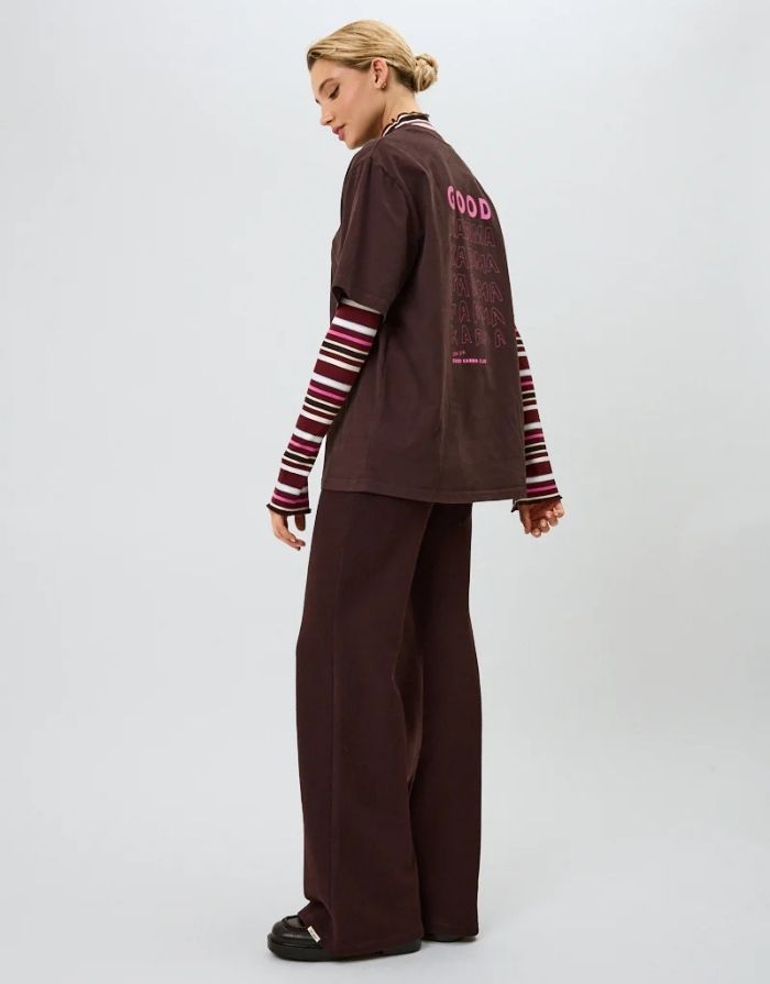 Boyfriend T-Shirt Good Karma in Truffle von OH APRIL mit Ton-in-Ton Stickerei auf der Brust und pinkem Rückenprint – lässiger Oversized-Schnitt aus 100 % Baumwolle.