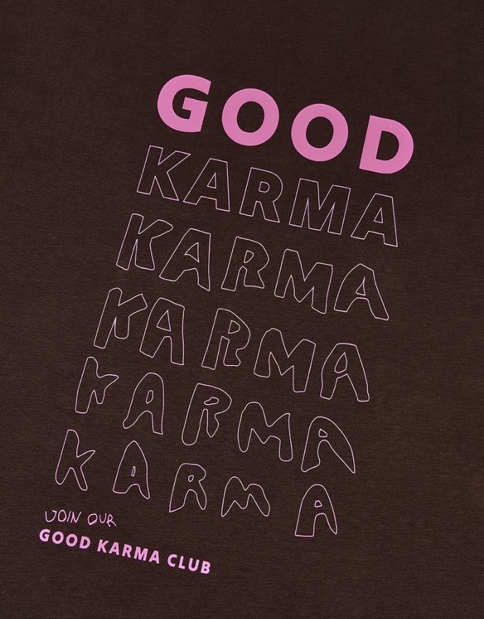 Boyfriend T-Shirt Good Karma in Truffle von OH APRIL mit Ton-in-Ton Stickerei auf der Brust und pinkem Rückenprint – lässiger Oversized-Schnitt aus 100 % Baumwolle.