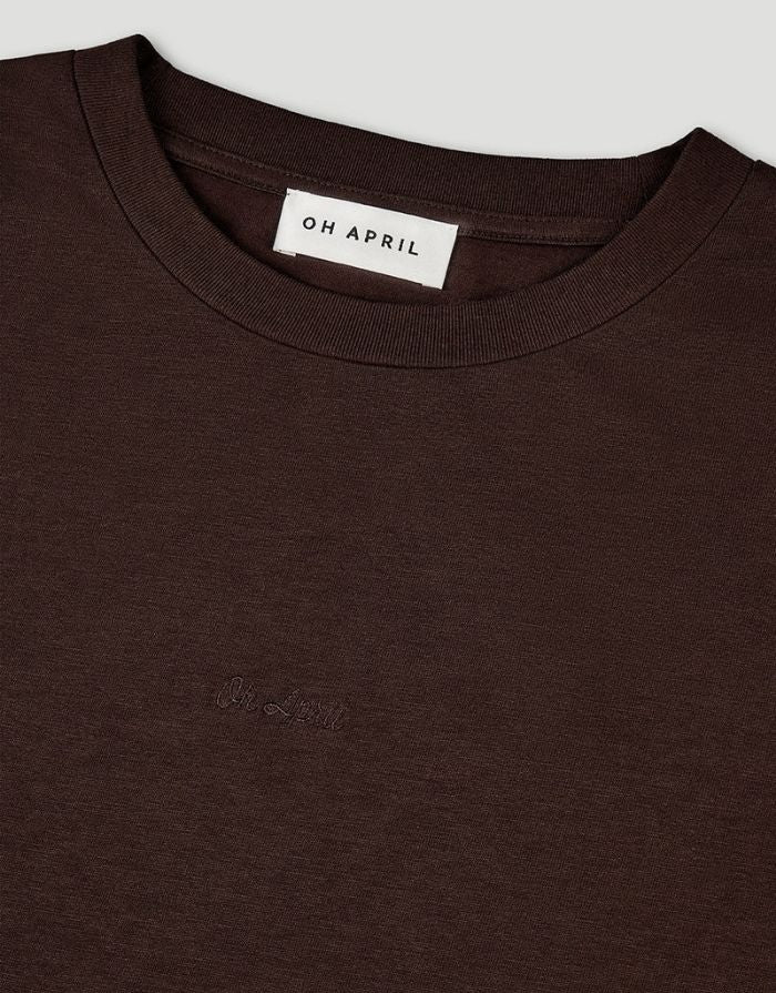 Boyfriend T-Shirt Good Karma in Truffle von OH APRIL mit Ton-in-Ton Stickerei auf der Brust und pinkem Rückenprint – lässiger Oversized-Schnitt aus 100 % Baumwolle.