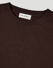 Laden Sie das Bild in den Galerie-Viewer, Boyfriend T-Shirt Good Karma in Truffle von OH APRIL mit Ton-in-Ton Stickerei auf der Brust und pinkem Rückenprint – lässiger Oversized-Schnitt aus 100 % Baumwolle.
