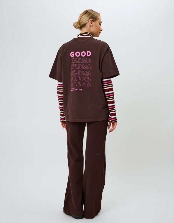Boyfriend T-Shirt Good Karma in Truffle von OH APRIL mit Ton-in-Ton Stickerei auf der Brust und pinkem Rückenprint – lässiger Oversized-Schnitt aus 100 % Baumwolle.