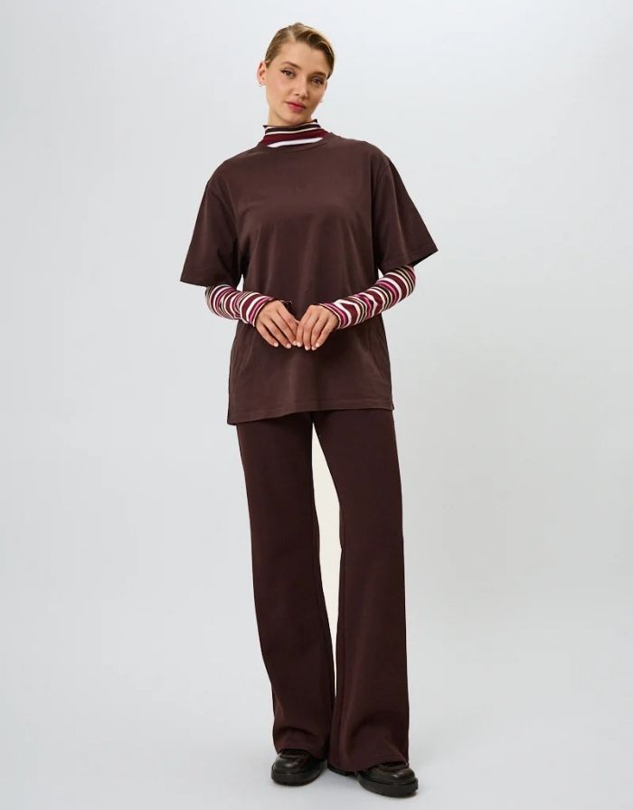 Boyfriend T-Shirt Good Karma in Truffle von OH APRIL mit Ton-in-Ton Stickerei auf der Brust und pinkem Rückenprint – lässiger Oversized-Schnitt aus 100 % Baumwolle.