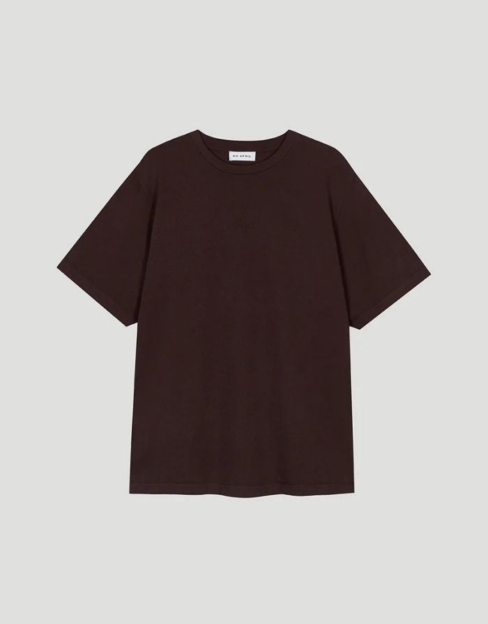 Boyfriend T-Shirt Good Karma in Truffle von OH APRIL mit Ton-in-Ton Stickerei auf der Brust und pinkem Rückenprint – lässiger Oversized-Schnitt aus 100 % Baumwolle.