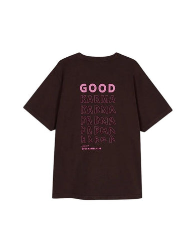 Boyfriend T-Shirt Good Karma in Truffle von OH APRIL mit Ton-in-Ton Stickerei auf der Brust und pinkem Rückenprint – lässiger Oversized-Schnitt aus 100 % Baumwolle.