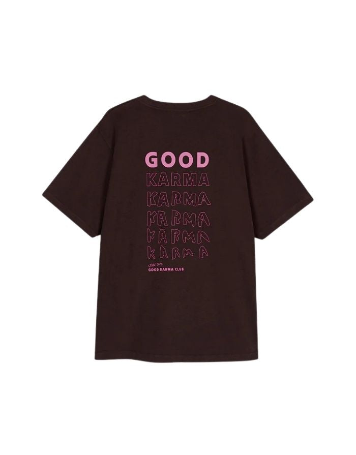 Boyfriend T-Shirt Good Karma in Truffle von OH APRIL mit Ton-in-Ton Stickerei auf der Brust und pinkem Rückenprint – lässiger Oversized-Schnitt aus 100 % Baumwolle.