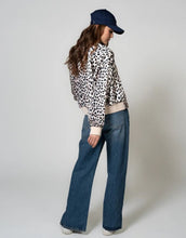 Laden Sie das Bild in den Galerie-Viewer, Bomber-Wendejacke Sal I Leo/Soft Beige
