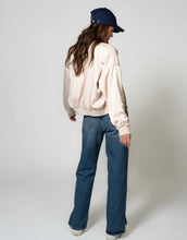 Laden Sie das Bild in den Galerie-Viewer, Bomber-Wendejacke Sal I Leo/Soft Beige
