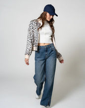 Laden Sie das Bild in den Galerie-Viewer, Bomber-Wendejacke Sal I Leo/Soft Beige
