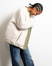 Laden Sie das Bild in den Galerie-Viewer, Bomber Wendejacke I Pale Olive/Sand
