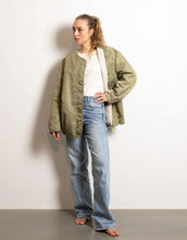 Laden Sie das Bild in den Galerie-Viewer, Bomber Wendejacke I Pale Olive/Sand
