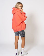 Laden Sie das Bild in den Galerie-Viewer, Boyfriend Hoodie I Coral
