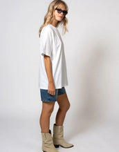 Laden Sie das Bild in den Galerie-Viewer, Boyfriend T-Shirt Sunny Days I Pearl
