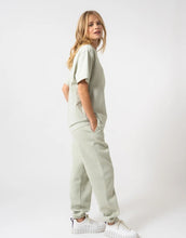 Laden Sie das Bild in den Galerie-Viewer, Boyfriend T-Shirt I Soft Green
