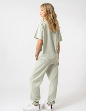 Laden Sie das Bild in den Galerie-Viewer, Boyfriend T-Shirt I Soft Green

