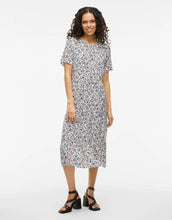 Laden Sie das Bild in den Galerie-Viewer, Kleid Vipaddina I Cloud Dancer w. Blue Small Flowers
