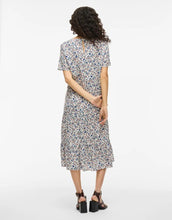 Laden Sie das Bild in den Galerie-Viewer, Kleid Vipaddina I Cloud Dancer w. Blue Small Flowers
