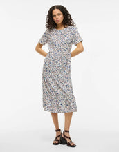 Laden Sie das Bild in den Galerie-Viewer, Kleid Vipaddina I Cloud Dancer w. Blue Small Flowers
